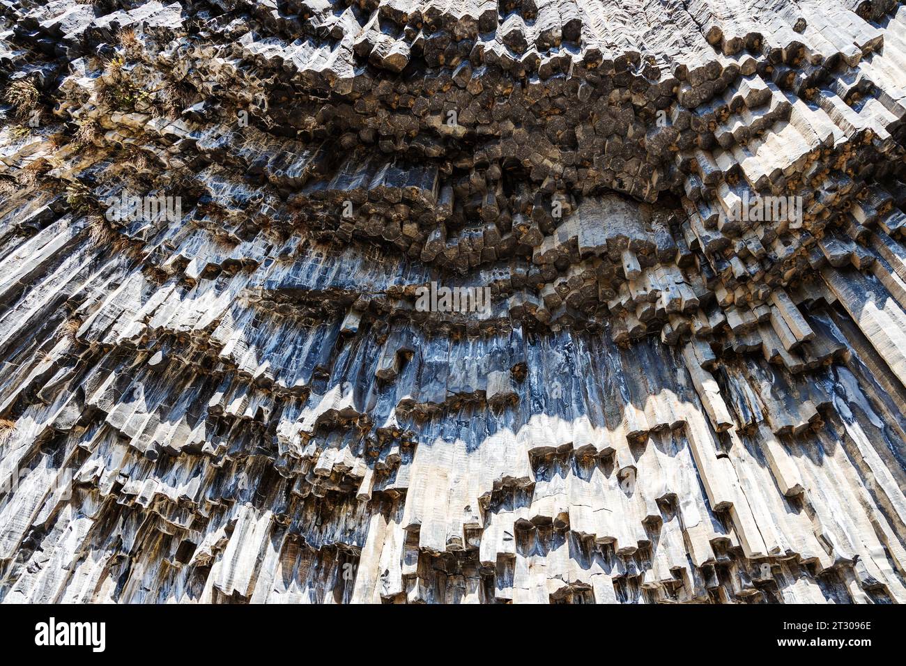 sinfonia delle pietre - vista dal basso delle formazioni naturali di basalto nella gola di Garni in Armenia nel soleggiato giorno autunnale Foto Stock