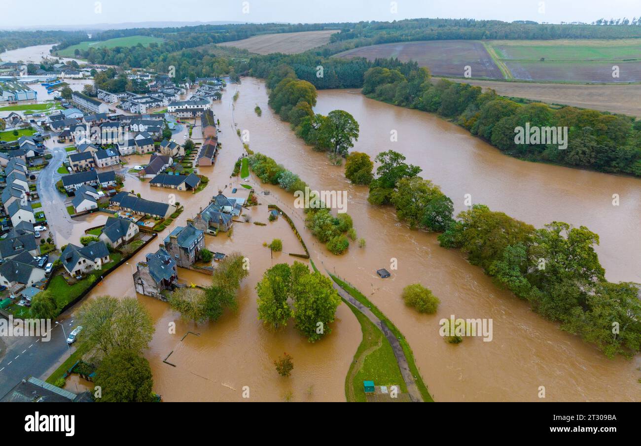 Vista aerea delle abitazioni allagate e delle strade di Brechin dopo che il fiume South Esk ha rotto le difese delle inondazioni durante Storm Babet , Angus, Scozia, Regno Unito Foto Stock