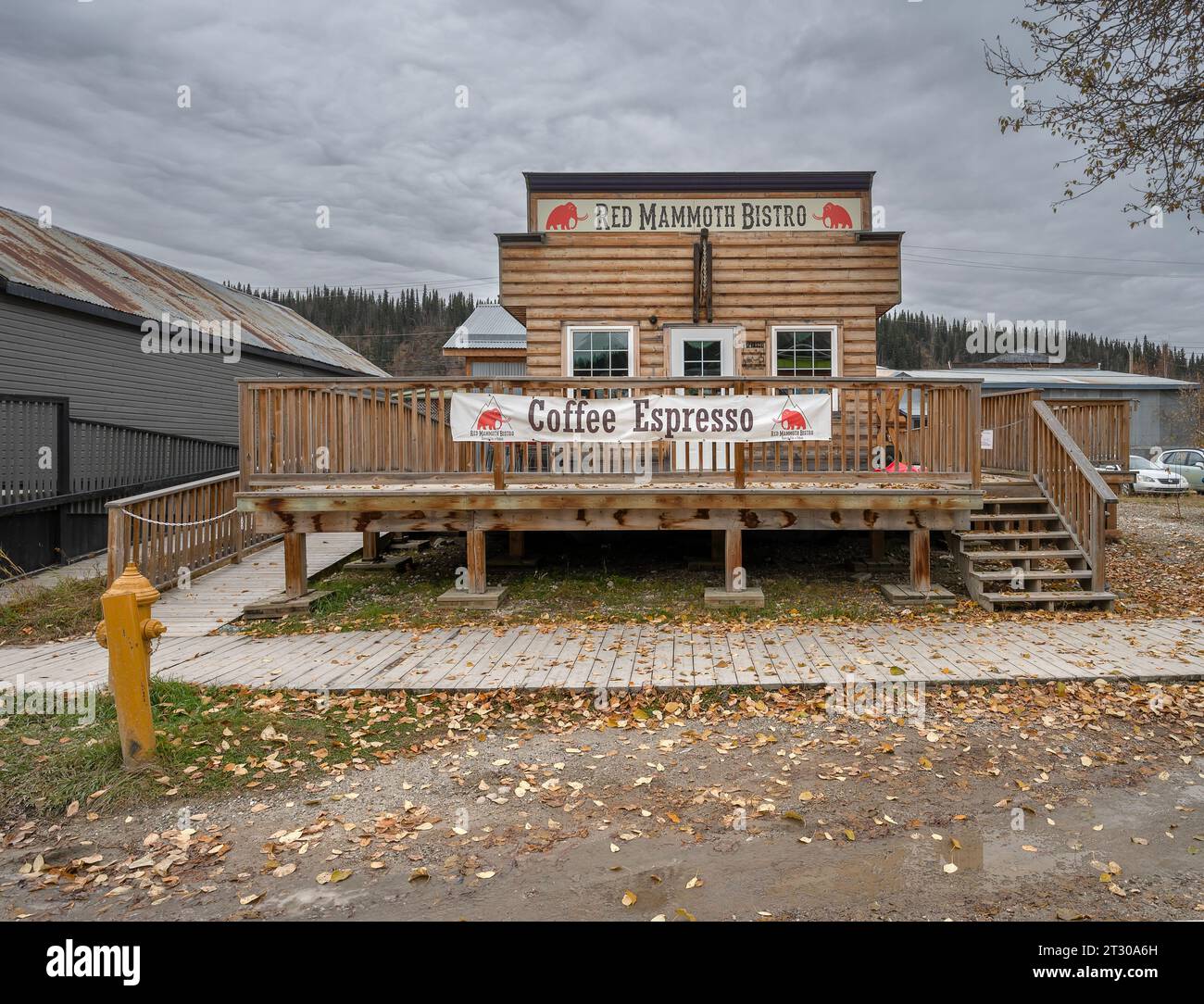 Dawson City, Yukon, Canada – 5 ottobre 2023: Esterno del Red Mammoth Bistro nel quartiere del centro Foto Stock