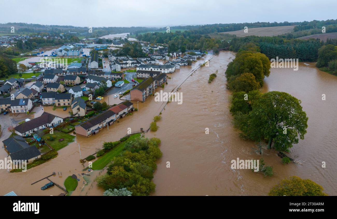 Vista aerea delle abitazioni allagate e delle strade di Brechin dopo che il fiume South Esk ha rotto le difese delle inondazioni durante Storm Babet , Angus, Scozia, Regno Unito Foto Stock