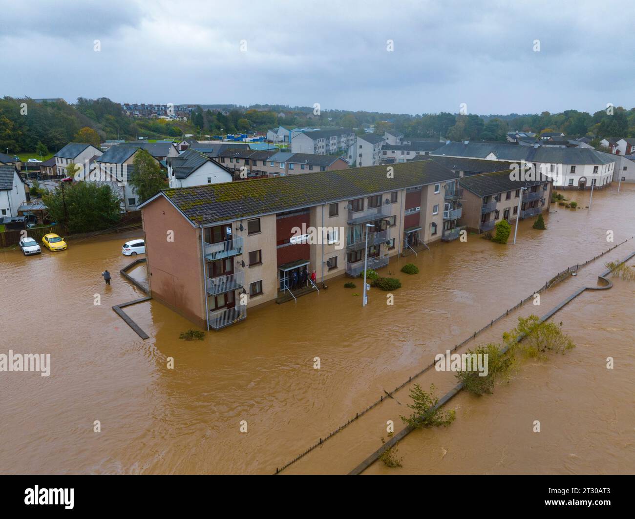 Vista aerea delle abitazioni allagate e delle strade di Brechin dopo che il fiume South Esk ha rotto le difese delle inondazioni durante Storm Babet , Angus, Scozia, Regno Unito Foto Stock