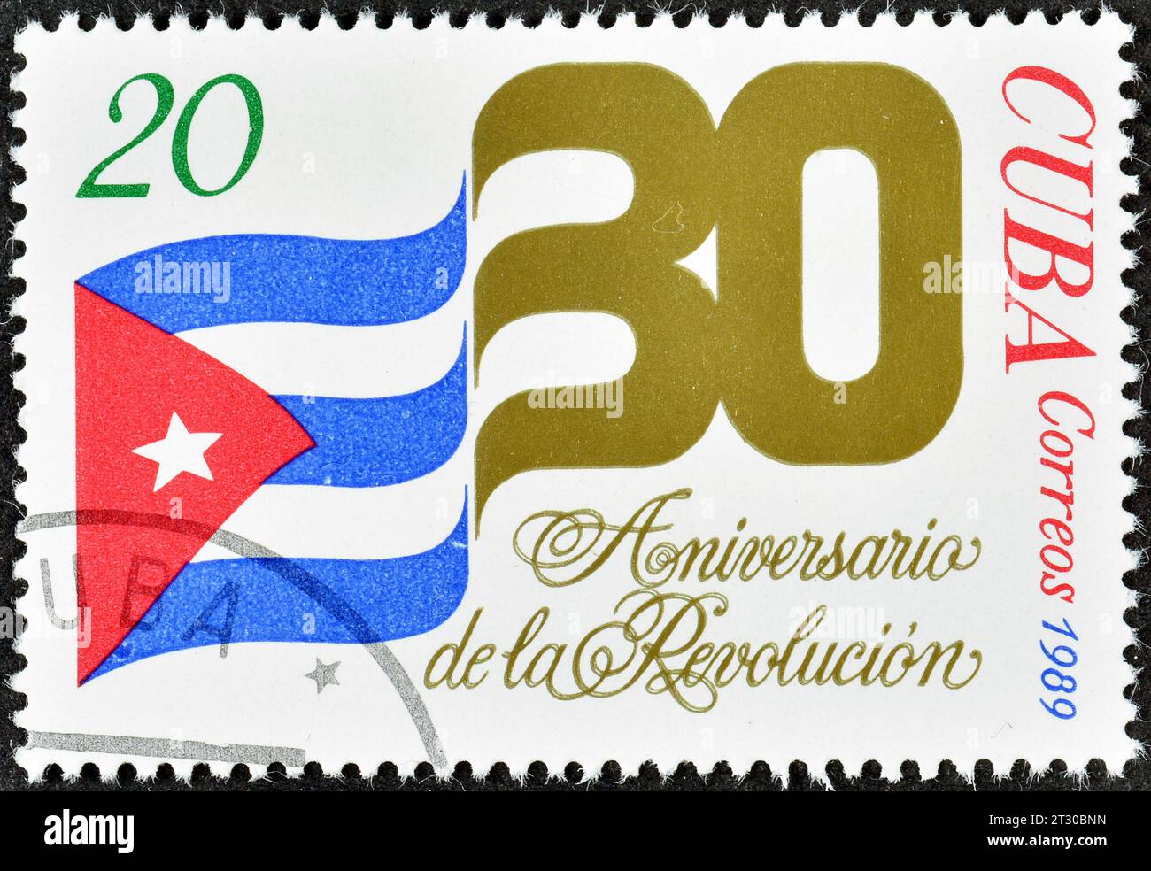 Francobollo cancellato stampato da Cuba, che mostra la bandiera nazionale, il 30 ° anniversario della rivoluzione, circa 1989. Foto Stock