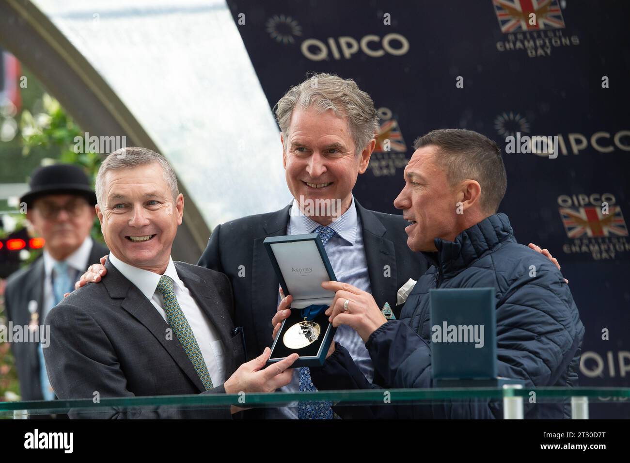 Ascot, Berkshire, Regno Unito. 21 ottobre 2023. Horse Pebbles è entrato a far parte della QIPCO British Champions Series Hall of Fame oggi all'ippodromo di Ascot. Jockey Frankie Dettori (R) fece delle presentazioni ai rappresentanti per conto del cavallo Pebbles. Horse Pebbles è diventata la prima vincitrice britannica addestrata alla Breeders Cup nel 1985 quando ha atterrato il tappeto erboso all'Aqueduct Racecourse di New York in un tempo record. Credito: Maureen McLean/Alamy Live News Foto Stock