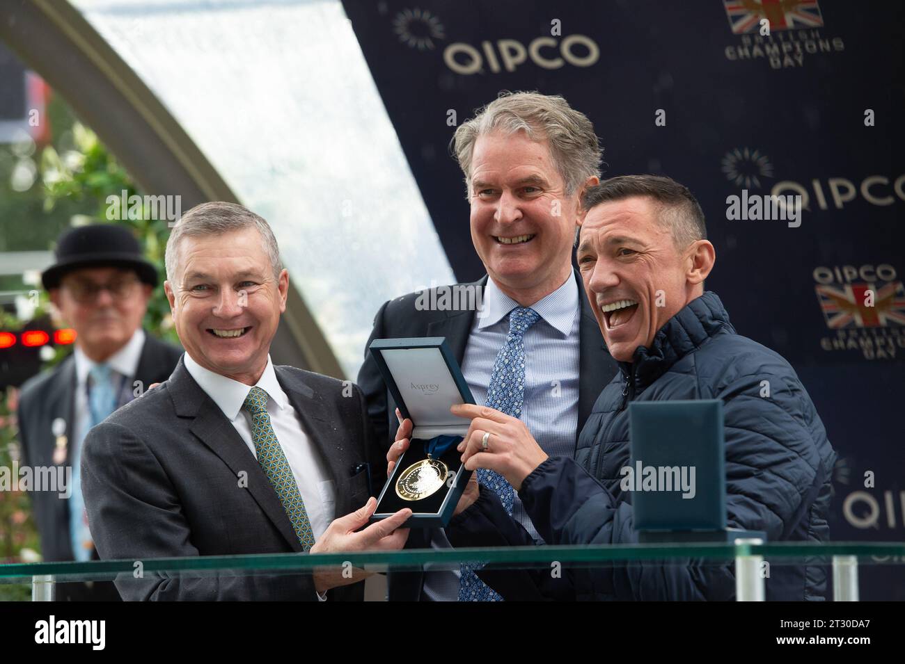 Ascot, Berkshire, Regno Unito. 21 ottobre 2023. Horse Pebbles è entrato a far parte della QIPCO British Champions Series Hall of Fame oggi all'ippodromo di Ascot. Jockey Frankie Dettori (R) fece delle presentazioni ai rappresentanti per conto del cavallo Pebbles. Horse Pebbles è diventata la prima vincitrice britannica addestrata alla Breeders Cup nel 1985 quando ha atterrato il tappeto erboso all'Aqueduct Racecourse di New York in un tempo record. Credito: Maureen McLean/Alamy Live News Foto Stock