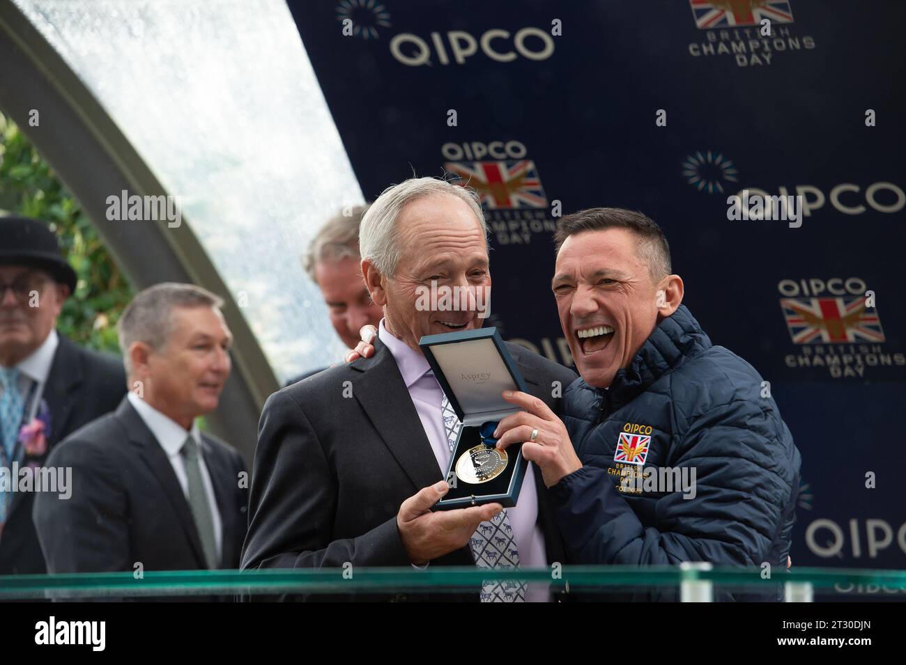 Ascot, Berkshire, Regno Unito. 21 ottobre 2023. Il jockey americano Steve Cauthen (L) è stato riconosciuto nella QIPCO British Champions Series, Hall of Fame Today. Gli fu assegnata la medaglia dal fantino Frankie Dettori (R). Cauthen diventa il quinto jockey ad essere inserito nella QIPCO British Champions Series Hall of Fame dopo Lester Piggott, Pat Eddery, Frankie Dettori e Willie Carson. Il 63enne ha avuto una sensazione notturna in America e, all'età di soli 18 anni, è diventato il fantino più giovane a vincere la Tripla Corona americana affermata nel 1978. Credito: Maureen McLean/Alamy Live News Foto Stock