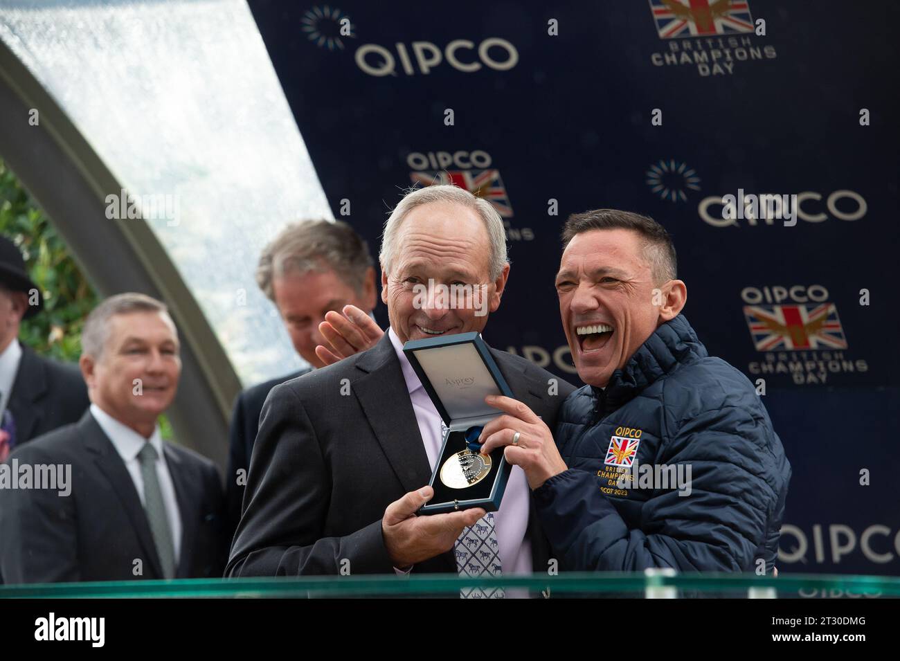 Ascot, Berkshire, Regno Unito. 21 ottobre 2023. Il jockey americano Steve Cauthen (L) è stato riconosciuto nella QIPCO British Champions Series, Hall of Fame Today. Gli fu assegnata la medaglia dal fantino Frankie Dettori (R). Cauthen diventa il quinto jockey ad essere inserito nella QIPCO British Champions Series Hall of Fame dopo Lester Piggott, Pat Eddery, Frankie Dettori e Willie Carson. Il 63enne ha avuto una sensazione notturna in America e, all'età di soli 18 anni, è diventato il fantino più giovane a vincere la Tripla Corona americana affermata nel 1978. Credito: Maureen McLean/Alamy Live News Foto Stock