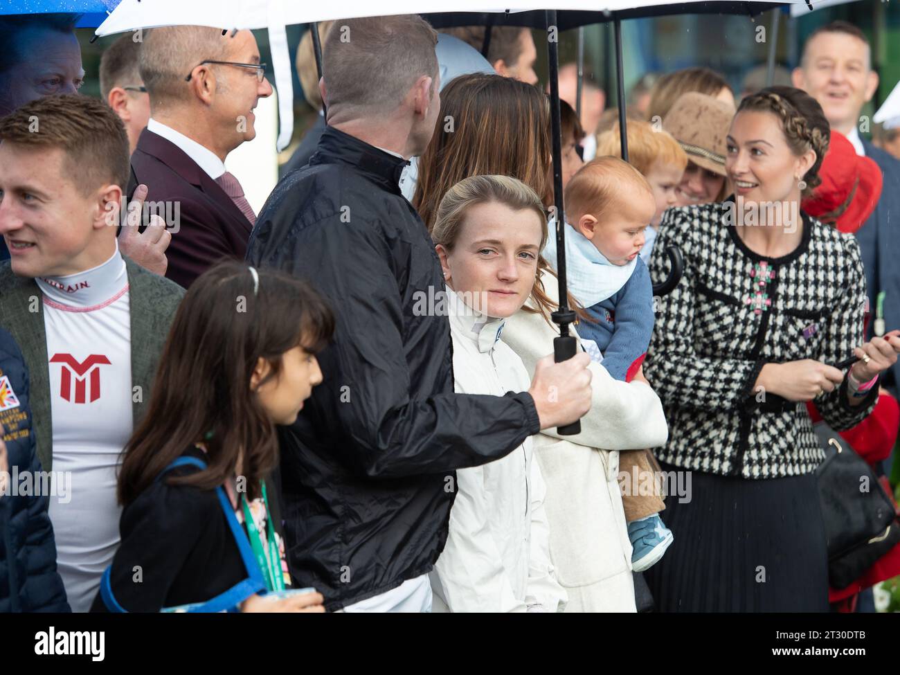 Ascot, Berkshire, Regno Unito. 21 ottobre 2023. Jockey Hollie Doyle (M) si riunisce con altri fantini nella Paraade per le presentazioni al Champion Apprentice, Billy Loughnane e al Champion Jockey, William Buick ad Ascot oggi. Credito: Maureen McLean/Alamy Live News Foto Stock