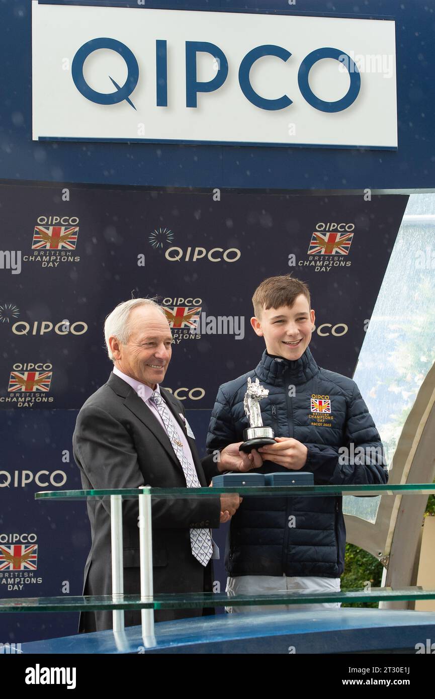 Ascot, Berkshire, Regno Unito. 21 ottobre 2023. Billy Loughnane è stato presentato oggi ad Ascot con il premio Champion Apprentice, meno di un anno dopo aver guidato il suo primo vincitore. Dopo aver conquistato il titolo All-Weather Champion Apprentice durante l'inverno, Loughnane ha puntato l'occhio sul territorio e non ha guardato indietro, scendendo dalla sua pretesa a Kempton Park l'8 settembre. Il diciassettenne siede su 60 vincitori che si dirigono verso l'ultimo giorno del campionato, mettendolo comodamente davanti agli apprendisti leader dell'anno scorso Benoit de la Sayette e Harry Davies. Credito: Maureen McLean/Alamy Live ne Foto Stock