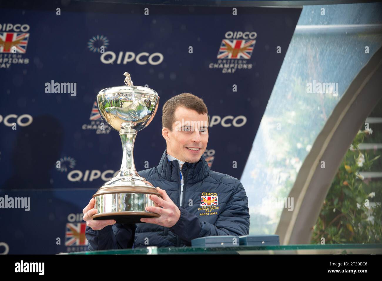 Ascot, Berkshire, Regno Unito. 21 ottobre 2023. Jockey William Buick nella foto con suo figlio, Thomas, è stato incoronato campione britannico Flat Jockey per la seconda volta ad Ascot Today, dopo la sua vittoria in fuga lo scorso anno. Buick ha ottenuto 135 vincitori dall'inizio del campionato, con i suoi sfidanti più prossimi Murphy e Rossa Ryan rispettivamente su 106 e 104. Buick, che ha condiviso il titolo di Champion Apprentice con David Probert nel 2008, ha dichiarato: "È sempre stato importante per me vincere di nuovo il titolo. C'è molto da fare e molti ringraziamenti vanno ai proprietari e ai formatori, il mio agente An Foto Stock