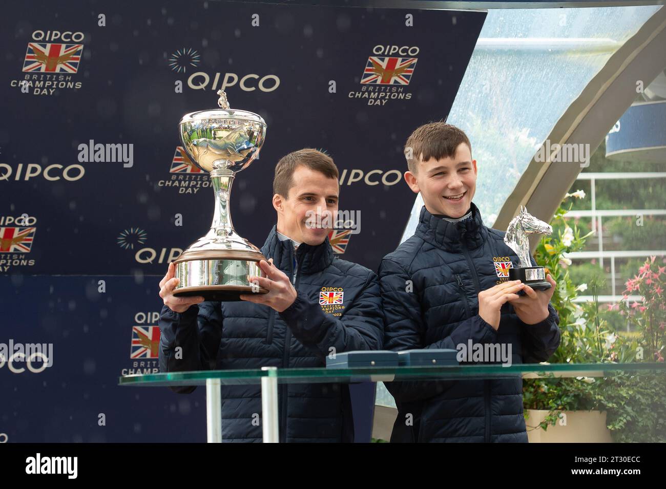 Ascot, Berkshire, Regno Unito. 21 ottobre 2023. Jockey William Buick (L) è stato incoronato campione britannico Flat Jockey per la seconda volta ad Ascot Today. Billy Loughnane (R) è stato presentato oggi ad Ascot con il premio Champion Apprentice. Credito: Maureen McLean/Alamy Live News Foto Stock