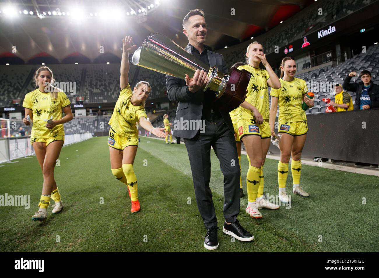 Sydney, Australia. 22 ottobre 2023. Coach, Paul Temple di Wellington Phoenix porta la Sister City Cup dopo la A-League Women RD2 tra i Wanderers e Wellington Phoenix al CommBank Stadium il 22 ottobre 2023 a Sydney, Australia Credit: IOIO IMAGES/Alamy Live News Foto Stock