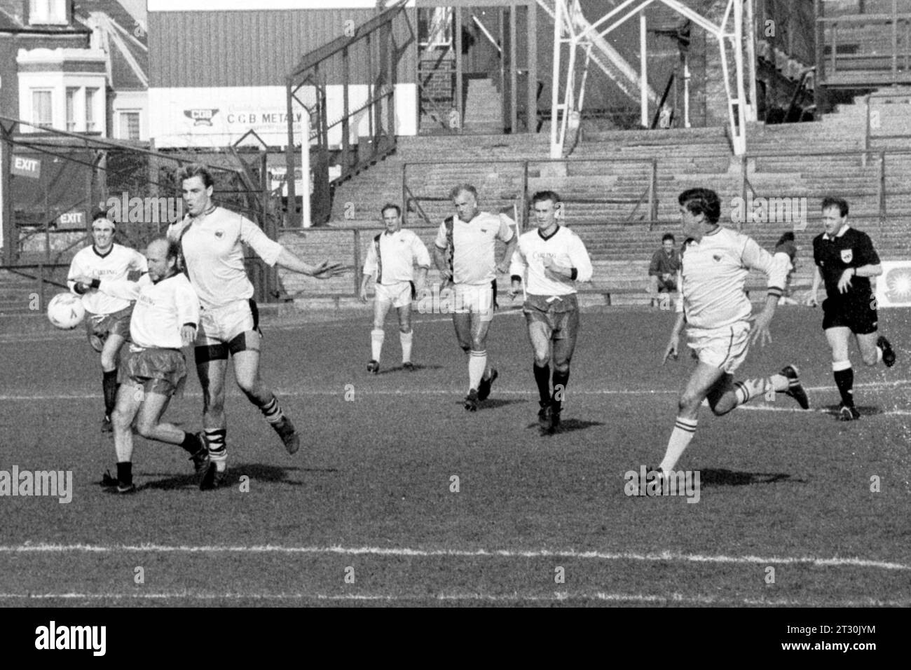 Archie Gemmill e Wakeley Gage in una squadra di football All Stars nel terreno della contea di Northampton Foto Stock