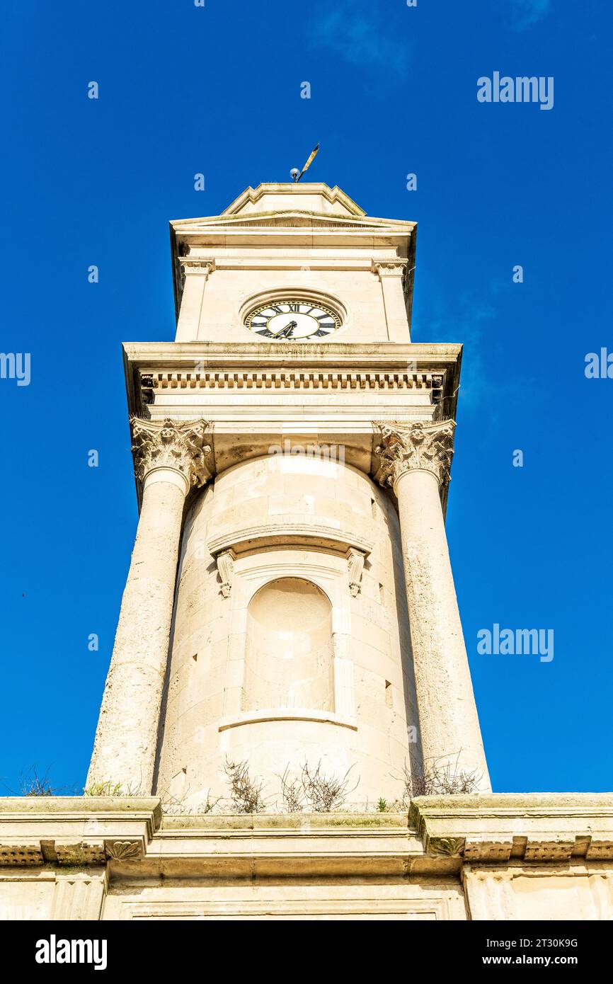 La più antica torre dell'orologio costruita appositamente in Gran Bretagna sul lungomare di Herne Bay. Ammira la torre in pietra crema con il quadrante dell'orologio alle 6:36. Cielo blu. Foto Stock