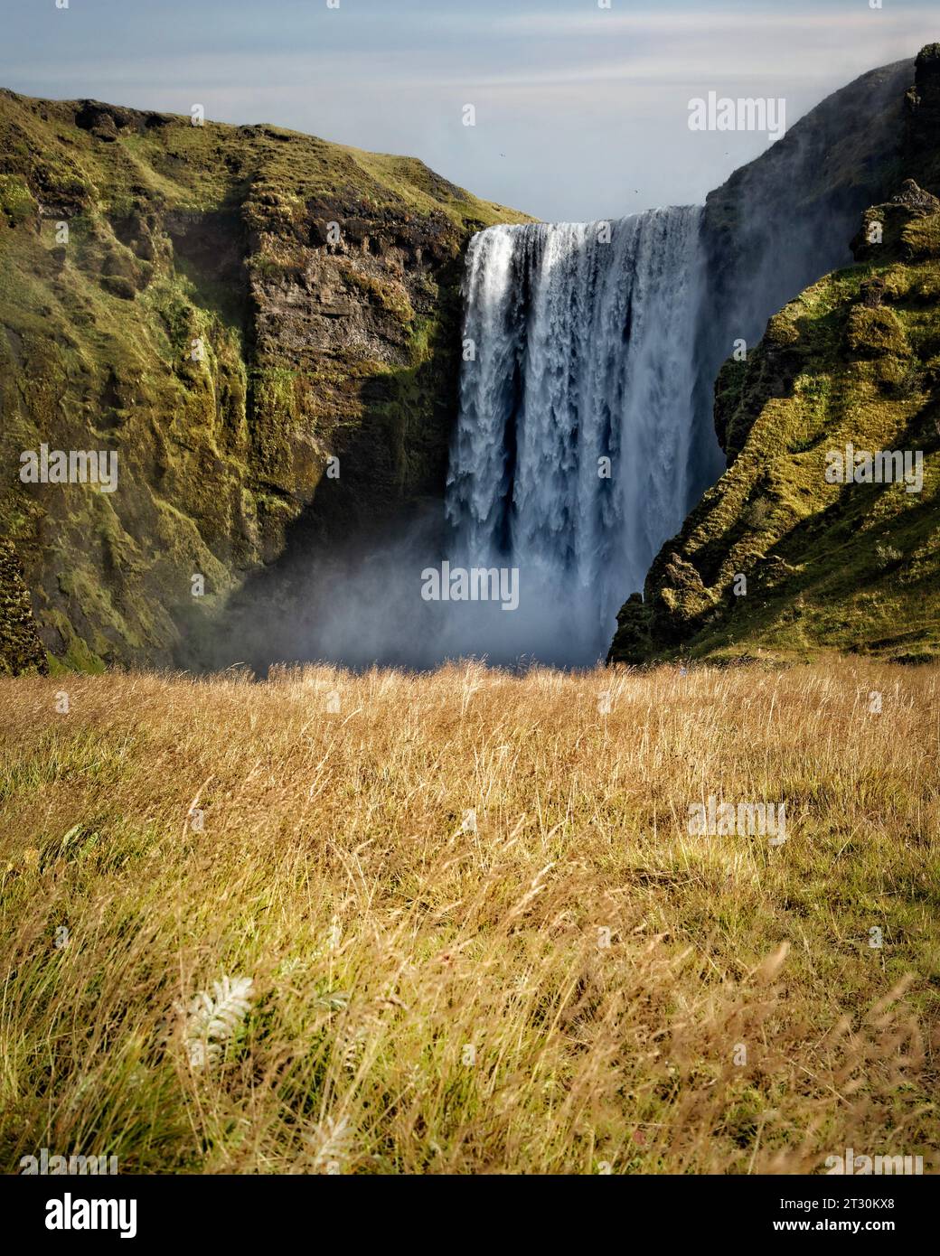 Skogafoss è una cascata sul fiume Skógá, nel sud dell'Islanda, su una scogliera che segna l'ex costa. Foto Stock