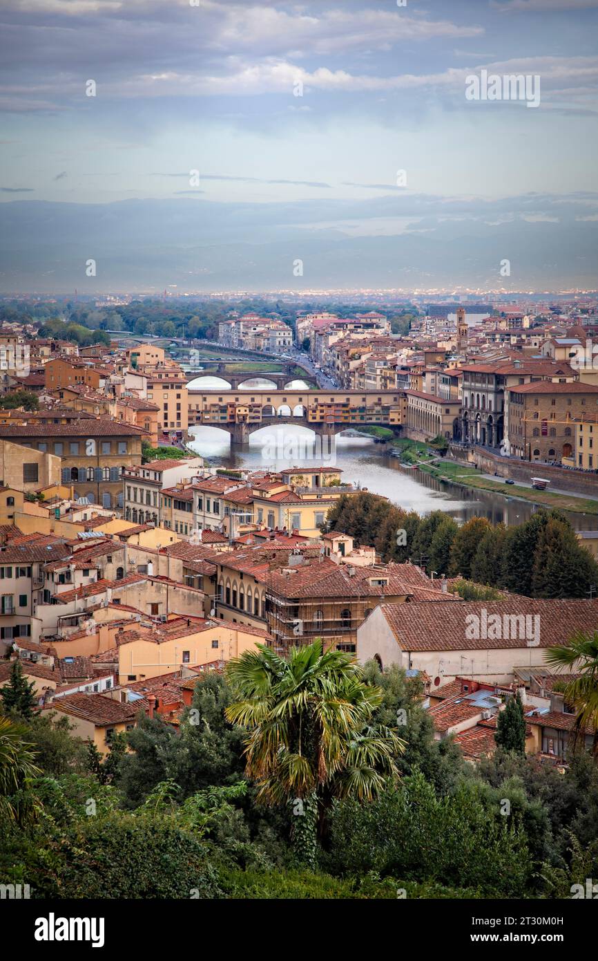 Vista mattutina del fiume Arno e del Ponte Vecchio nella città vecchia di Firenze, Italia. Foto Stock