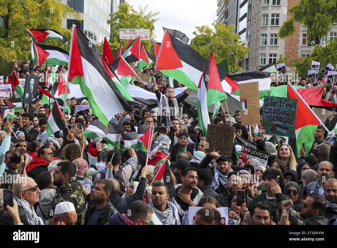 Bruxelles, Belgio. 22 ottobre 2023. Manifestanti raffigurati durante una manifestazione "Gaza: Fermare i massacri, fermare l'impunità” a sostegno del popolo palestinese, a Bruxelles, domenica 22 ottobre 2023. Le organizzazioni che stanno dietro a questo raduno chiedono un immediato cessate il fuoco e il rispetto del diritto internazionale. Secondo le organizzazioni, "i massacri e l'impunità di cui godono le autorità israeliane nello svolgimento della loro offensiva” violano il diritto internazionale. BELGA PHOTO NICOLAS MAETERLINCK Credit: Belga News Agency/Alamy Live News Foto Stock