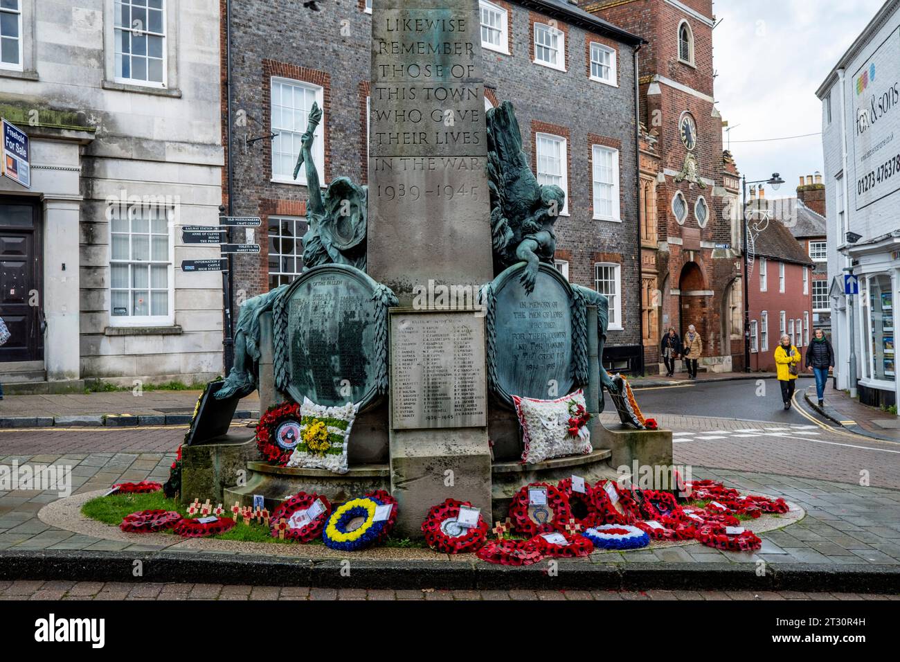 Il Town War Memorial con Poppy Wreaths è stato allestito dalla Town's Bonfire Societies and Members of the Public, High Street, Lewes, East Sussex, Regno Unito. Foto Stock