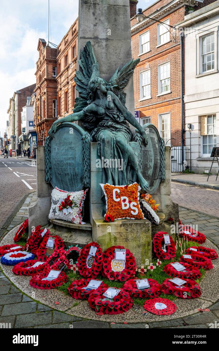 Il Town War Memorial con Poppy Wreaths è stato allestito dalla Town's Bonfire Societies and Members of the Public, High Street, Lewes, East Sussex, Regno Unito. Foto Stock