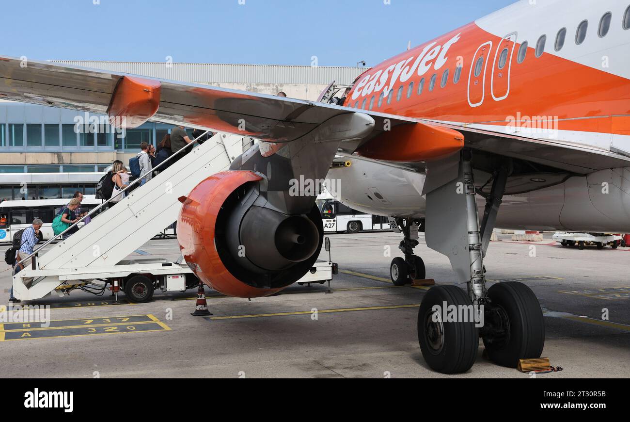 Passeggeri a bordo di un Airbus easyJet all'aeroporto Falcone-Borsellino di Palermo, Sicilia Foto Stock