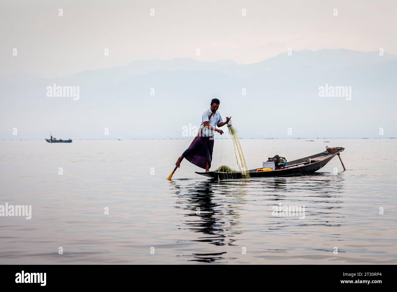 Un tradizionale pescatore di Intha Leg, Lago Inle, Myanmar. Foto Stock