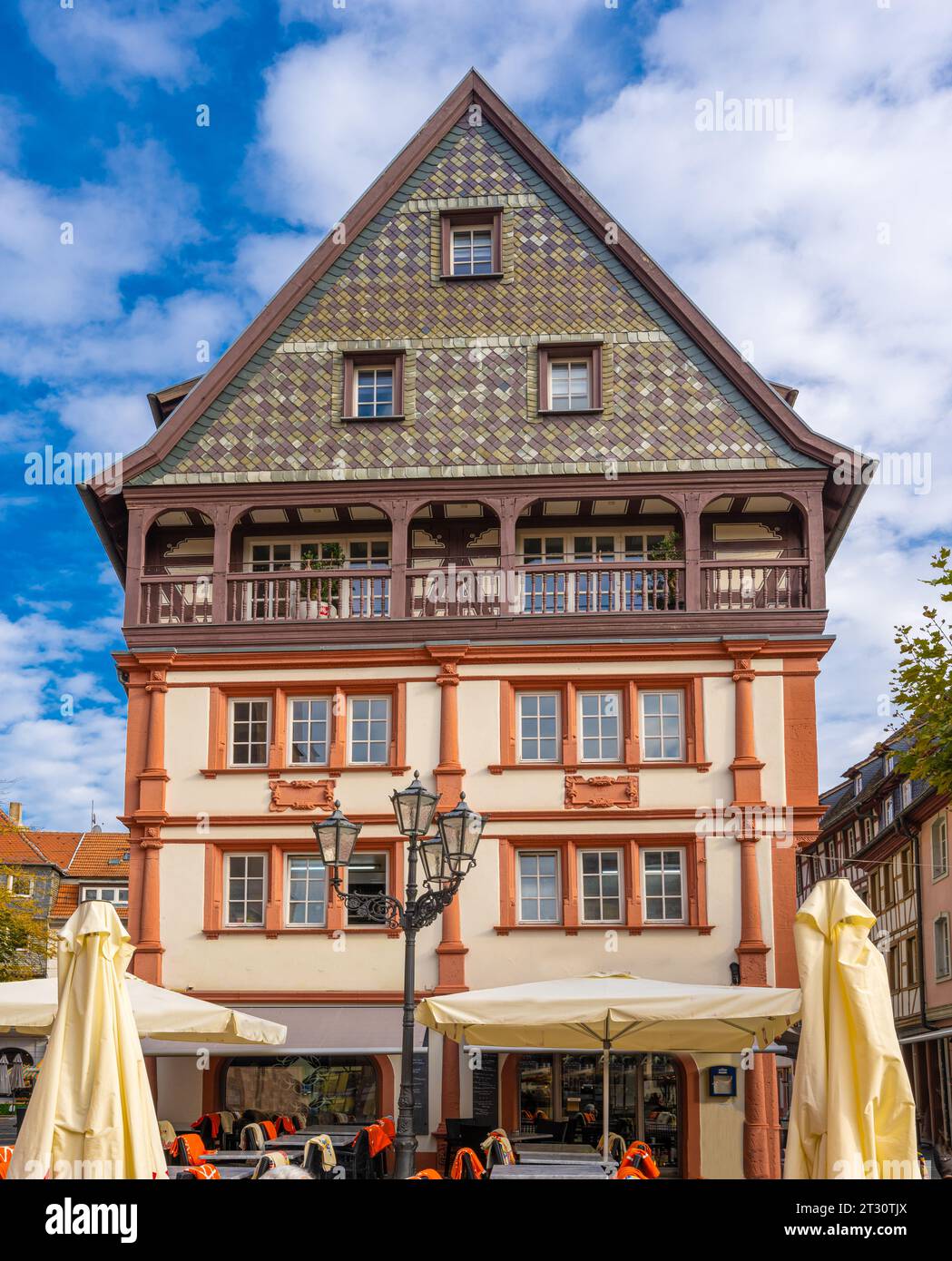 Storica casa a graticcio Scheffelhaus sulla piazza del mercato a Neustadt an der Weinstraße, Renania-Palatinato, Germania, Europa Foto Stock