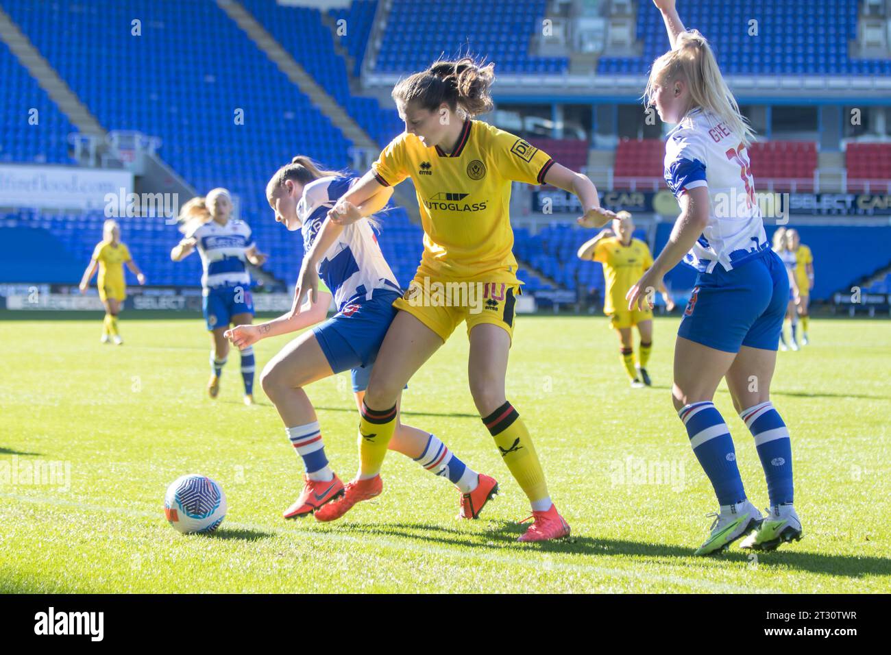 Reading, Regno Unito. 22 ottobre 2023. Reading, Inghilterra, 22 ottobre 2023: Isobel Goodwin (10 Sheff Utd) e Lily Woodham (28 Reading) in azione durante la partita del Barclays Womens Championship tra Reading e Sheffield United allo stadio Select Car leasing di Reading. (Tom Phillips/SPP) credito: SPP Sport Press Photo. /Alamy Live News Foto Stock