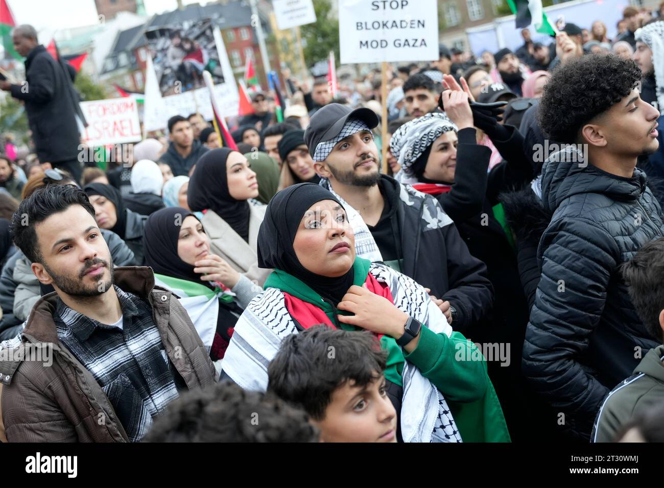 Il popolo partecipa a una protesta a sostegno dei palestinesi mentre il conflitto tra Israele e il gruppo islamista palestinese Hamas continua, fuori dal Parlamento danese a Copenaghen, in Danimarca, il 22 ottobre 2023. Foto Stock