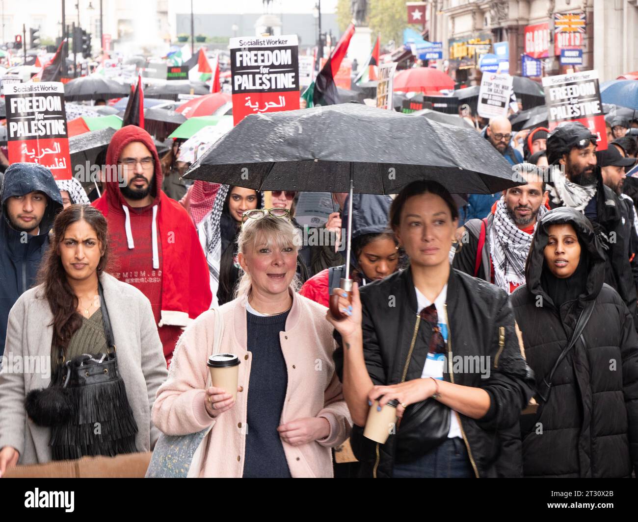 Manifestanti pro-palestinesi a Londra, nel Regno Unito, alla manifestazione della marcia Nazionale per la Palestina fermare la guerra a Gaza, marciare per protestare contro il confict di Israele Palestina sulla Striscia di Gaza. Manifestanti che marciano verso Downing Street con manifesti. Foto Stock