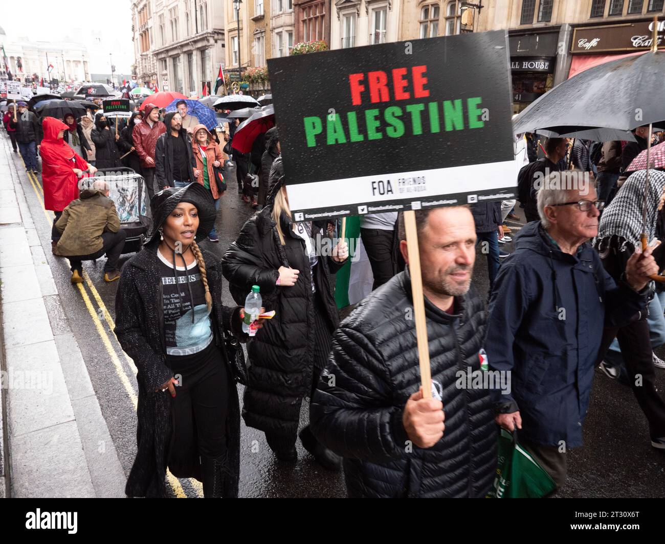 Manifestanti pro-palestinesi a Londra, nel Regno Unito, alla manifestazione della marcia Nazionale per la Palestina fermare la guerra a Gaza, marciare per protestare contro il confict di Israele Palestina sulla Striscia di Gaza. Manifestanti che marciano verso Downing Street con manifesti. Foto Stock