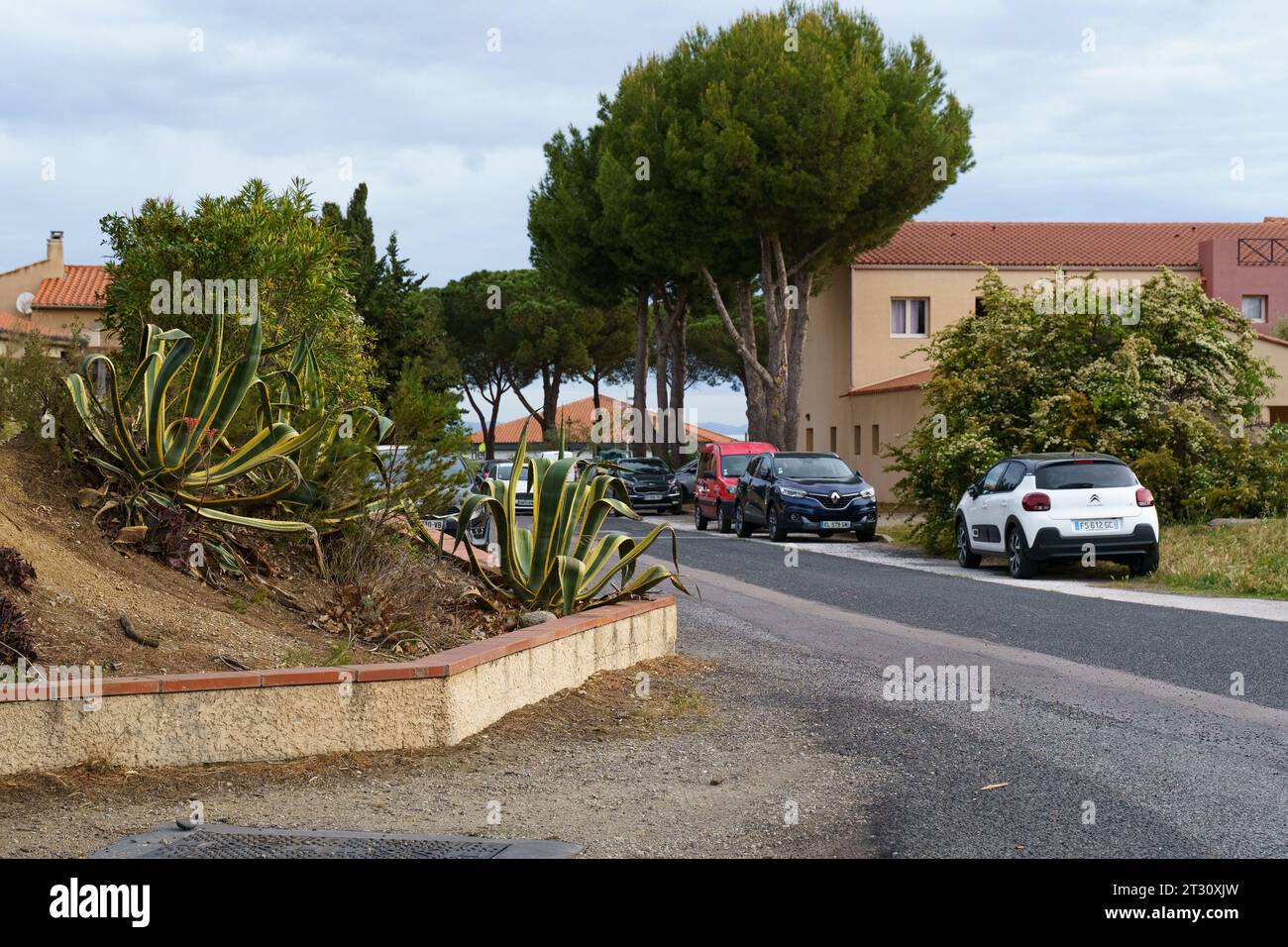 Banyuls-sur-Mer, Francia, 9 maggio 2023: Auto parcheggiate in un parcheggio esterno dell'hotel in Francia. Viaggiando su strada. Foto Stock