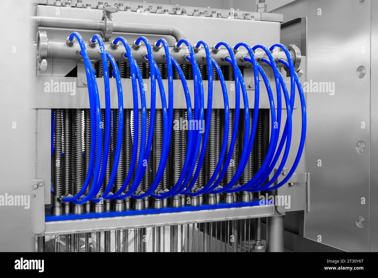 Apparecchiature industriali per la produzione di alimenti lattiero-caseari, radiatore per il raffreddamento del latte caldo Foto Stock