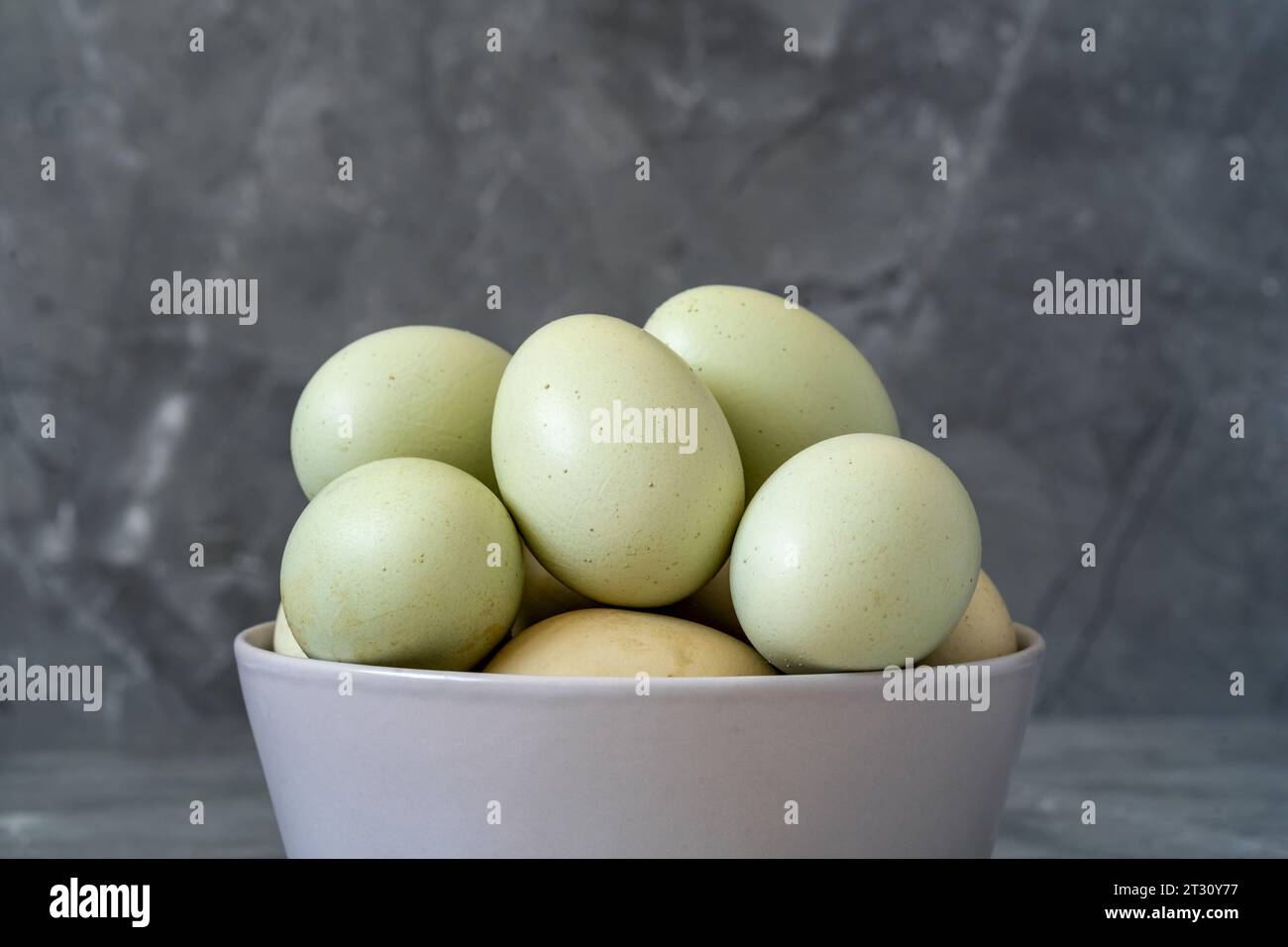Primi piani di uova blu colorate su sfondo isolato. Concetto di cibo agricolo biologico e sano. Foto Stock