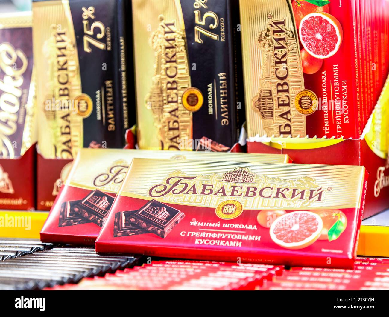 Samara, Russia - 26 settembre 2023: Pacchetto cioccolato Babayevskiy su scaffale di un supermercato. Babayevsky è un vecchio cioccolato tradizionale russo Foto Stock