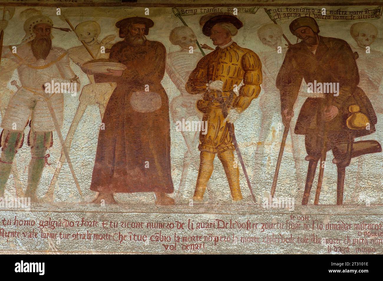 Scheletri sorridenti e quattro uomini, ciascuno forato dalla freccia della morte. Particolare del fregio rinascimentale Danza Macabra (Danza della morte) affrescato nel 1539 da Simone II Baschenis (c. 1495-1555) su una parete esterna della Chiesa di San Vigilio (Chiesa di San Vigilio o Vigilio), Pinzolo, Trentino-alto Adige, Italia. Gli uomini raffigurati includono: (A sinistra) un soldato in armatura; (al centro a destra) un dandy o un giovane vano in doppietto tagliato, tubo del tronco e maniche gonfiate, con un colletto in pizzo e piuma nel suo cappello; e (a destra) un mendicante a doppia amputazione sulle stampelle. Foto Stock