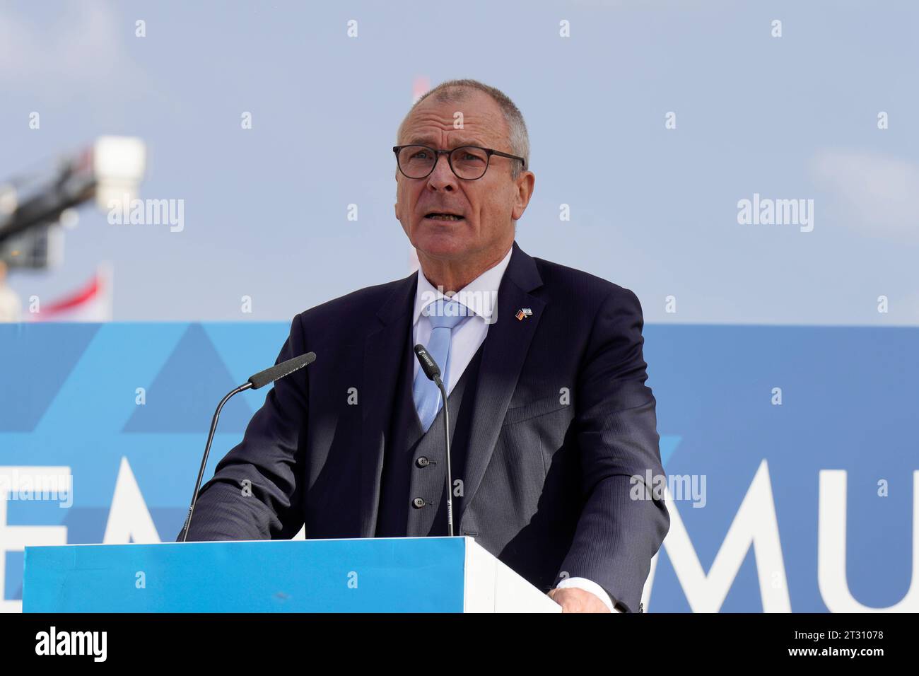 Volker Beck, Präsident, Deutsch-Israelische Gesellschaft Kundgebung zum Thema Aufstehen gegen Terror, Hass und Antisemitismus - in Solidarität und Mitgefühl mit Israel am Brandenburger Tor in Berlin Berlin Berlin Berlin GER *** Volker Beck, presidente, German Israel Society Rally to stand up to stand up against Terrorism, odio e antisemitismo in solidarietà e compassione con Israele alla porta di Brandeburgo a Berlino GER Credit: Imago/Alamy Live News Foto Stock