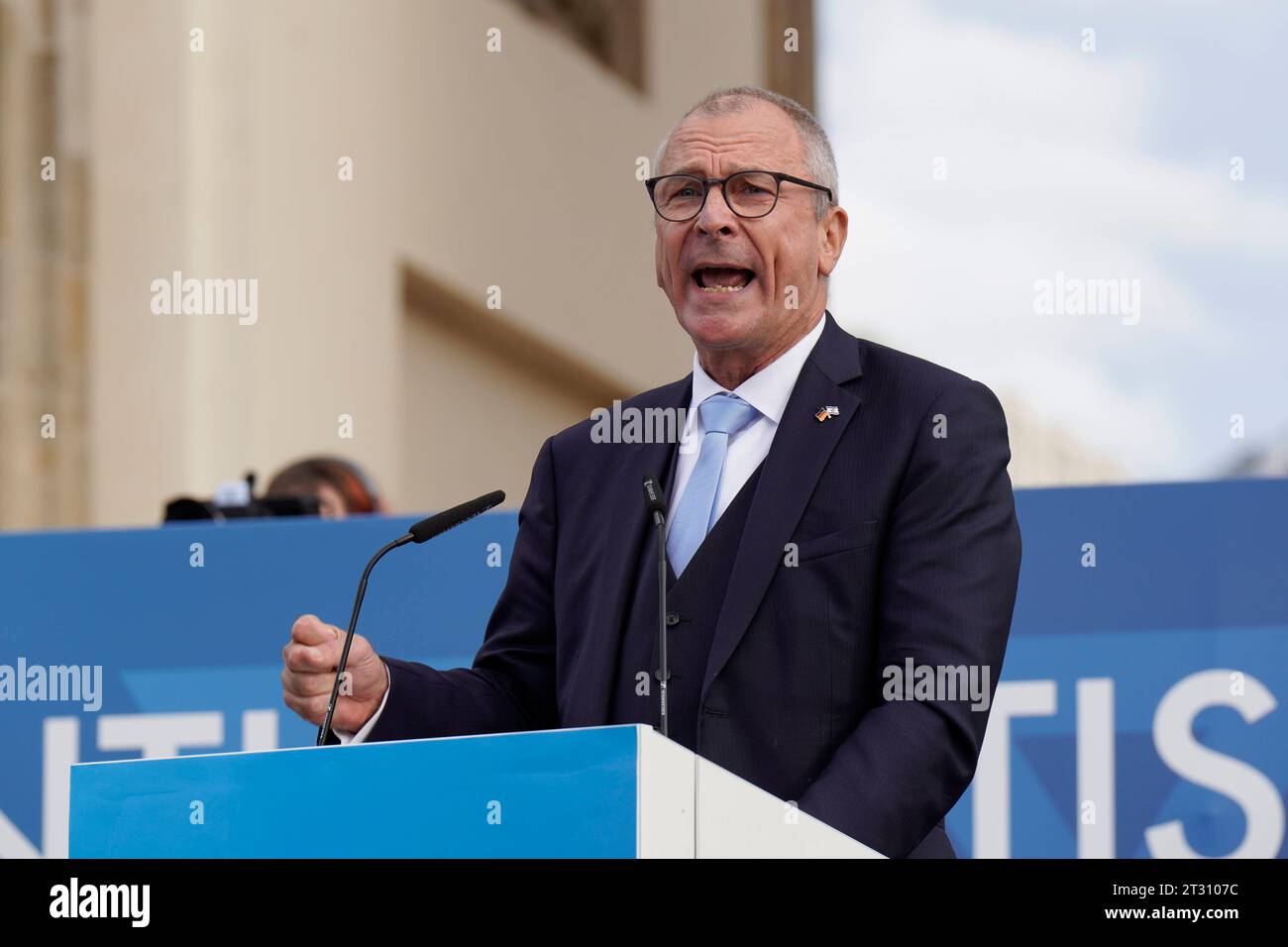 Volker Beck, Präsident, Deutsch-Israelische Gesellschaft Kundgebung zum Thema Aufstehen gegen Terror, Hass und Antisemitismus - in Solidarität und Mitgefühl mit Israel am Brandenburger Tor in Berlin Berlin Berlin Berlin GER *** Volker Beck, presidente, German Israel Society Rally to stand up to stand up against Terrorism, odio e antisemitismo in solidarietà e compassione con Israele alla porta di Brandeburgo a Berlino GER Credit: Imago/Alamy Live News Foto Stock