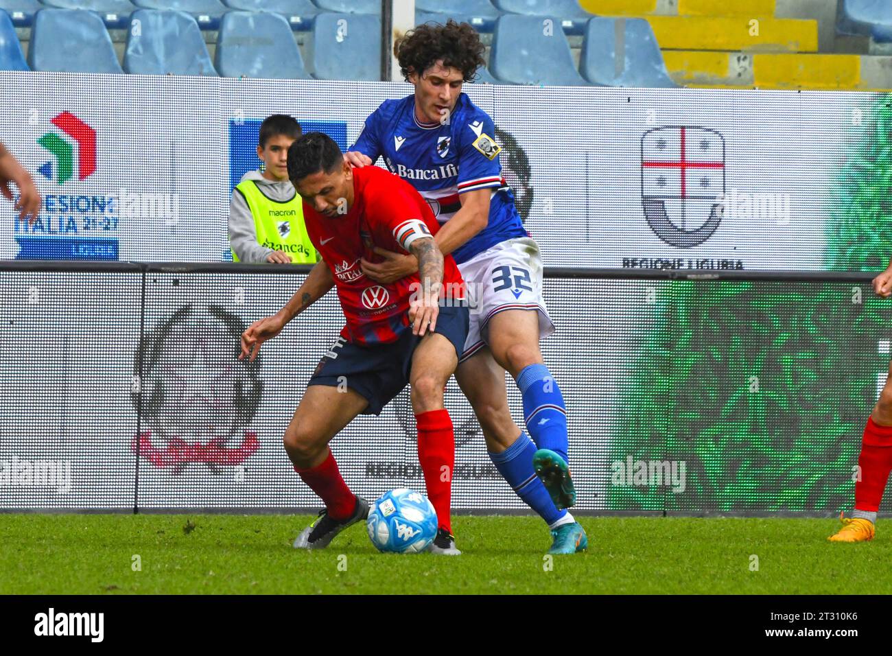 Genova, Italia. 22 ottobre 2023. Tommaso D'Orazio di Cosenza in azione contro Stefano Girelli della Sampdoria durante la partita di serie B UC Sampdoria vs Cosenza calcio allo stadio Luigi Ferrarsi di Genova il 22 ottobre 2023 Credit: Independent Photo Agency/Alamy Live News Foto Stock