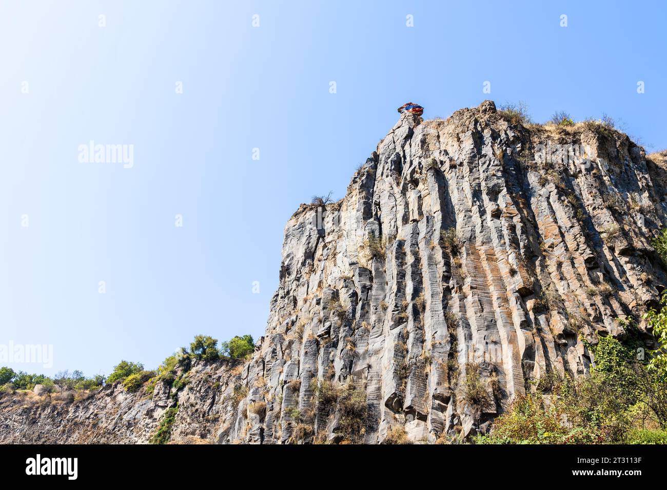 sinfonia delle pietre - scogliera di basalto nella gola di Garni in Armenia nel soleggiato giorno autunnale Foto Stock