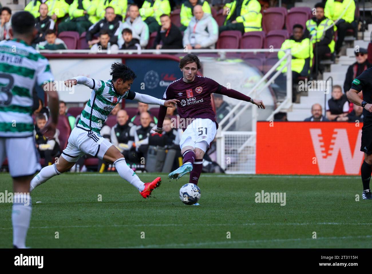 Edimburgo, Regno Unito. 22 ottobre 2023. Edimburgo. Scozia. Tynecastle Park. 22 ottobre 2023 durante la Cinch Scottish Premiership. Match Between Hearts e Alex Lowry di Celtic Hearts cerca di mettere Hearts in attacco (Photo Credit: David Mollison/Alamy Live News Foto Stock