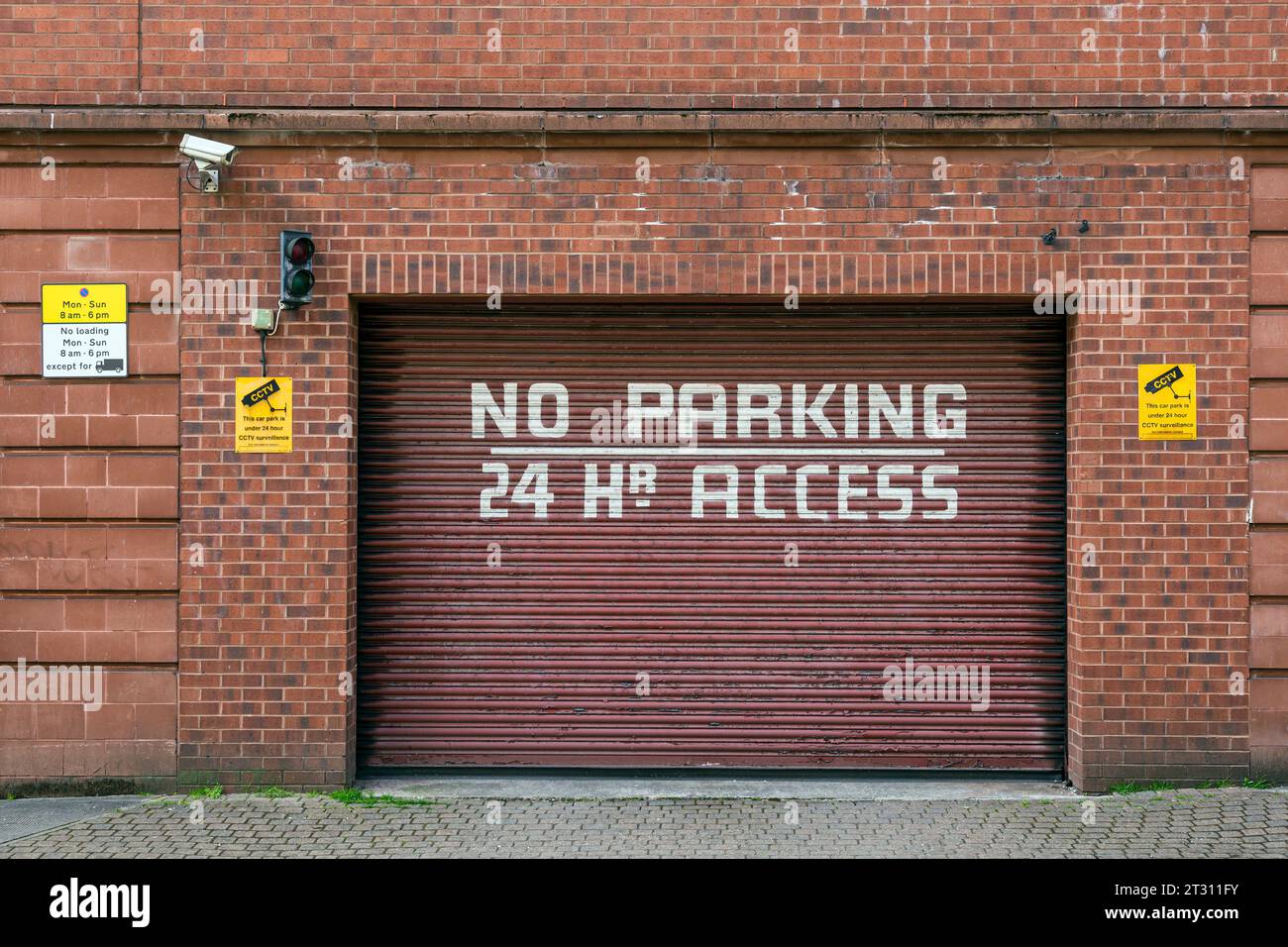 Cartello di accesso al parcheggio non disponibile 24 ore su 24 sulla porta del garage Foto Stock