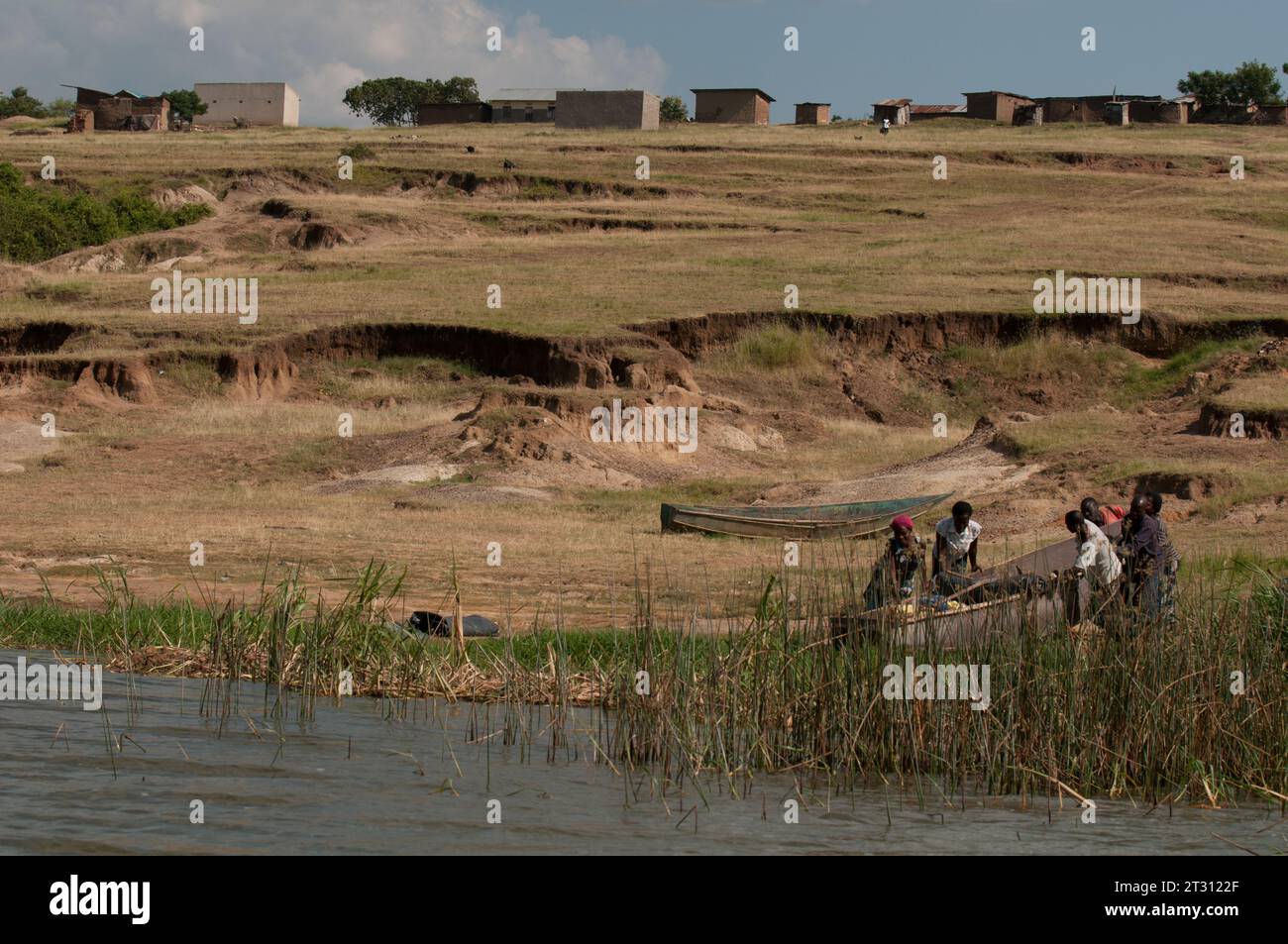 Vita quotidiana, comunità lungo il fiume, ai margini del Queen Elizabeth National Park, Uganda Foto Stock