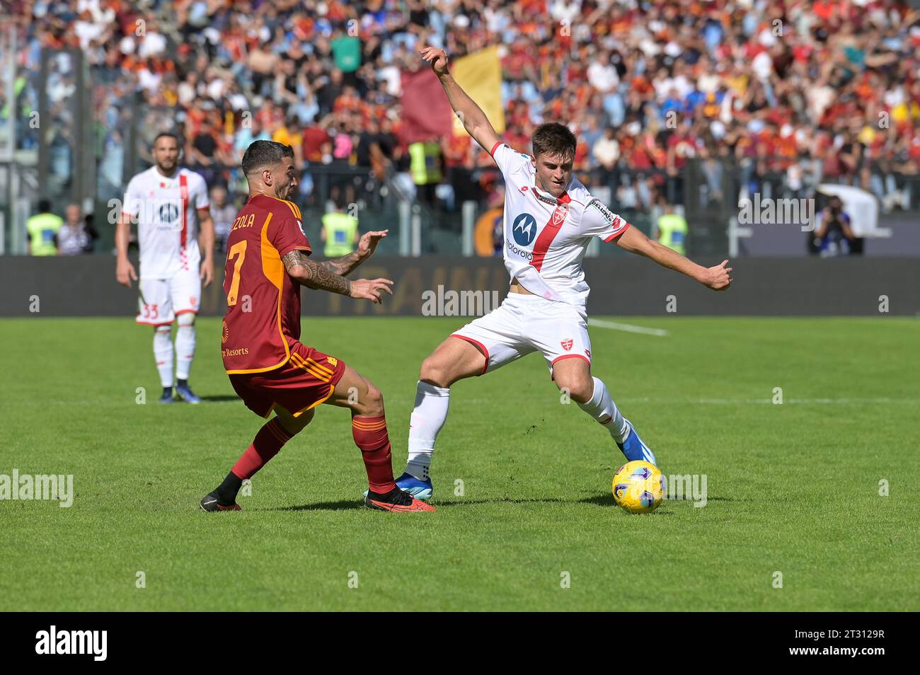 Stadio Olimpico, Roma, Italia. 22 ottobre 2023. Serie A calcio; Roma contro Monza; Lorenzo Colombo e Leonardo Spinazzola della AS Roma sfidano per la Loose ball Credit: Action Plus Sports/Alamy Live News Foto Stock