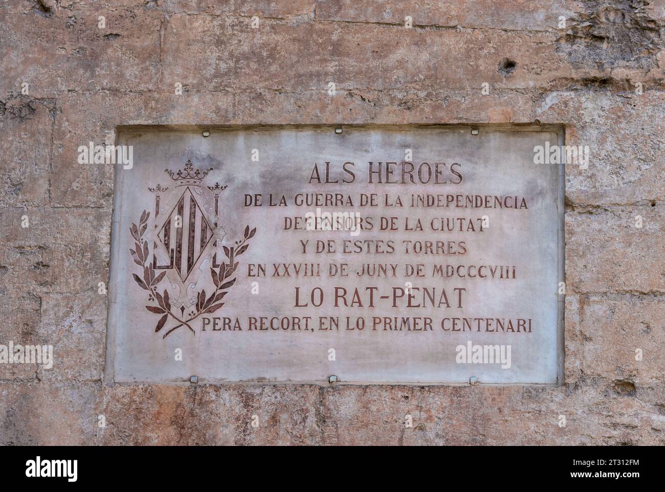 Valencia, Spagna - 23 settembre 2023: Targa commemorativa posta sulle torri di Quart in memoria della guerra d'indipendenza spagnola. Foto Stock