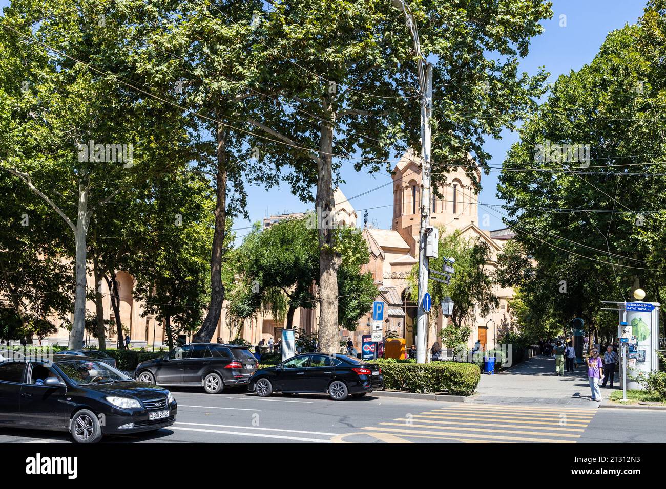 Yerevan, Armenia - 14 settembre 2023: Vista del viale Sayat-Nova e della chiesa della Santa madre di Dio Katoghike nel quartiere centrale di Kentron della città di Erevan Foto Stock