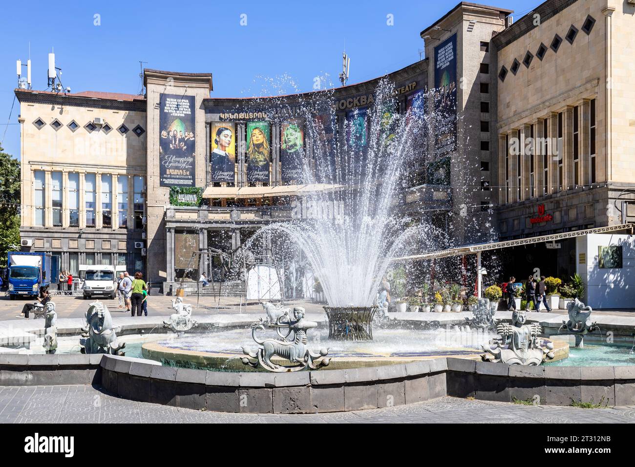 Erevan, Armenia - 14 settembre 2023: fontana e sala del cinema di Mosca sullo sfondo in piazza Charles Aznavour in Abovyan Street nel centro di Kentron d Foto Stock
