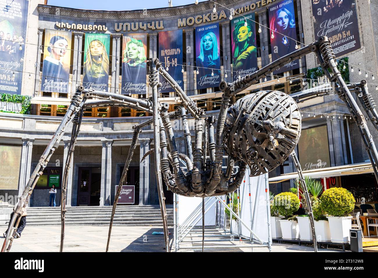 Erevan, Armenia - 14 settembre 2023: Scultura Spider vicino alla sala del cinema di Mosca in Piazza Charles Aznavour in Abovyan Street nel centro di Kentron distri Foto Stock