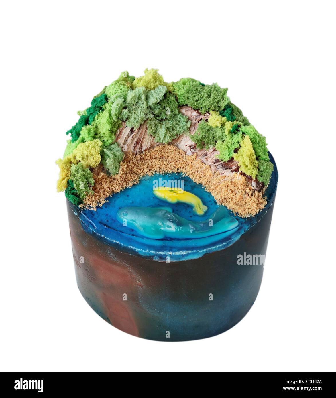 Torta color crema decorata con pesci marini e marmellata nel mare, isolata su sfondo bianco Foto Stock