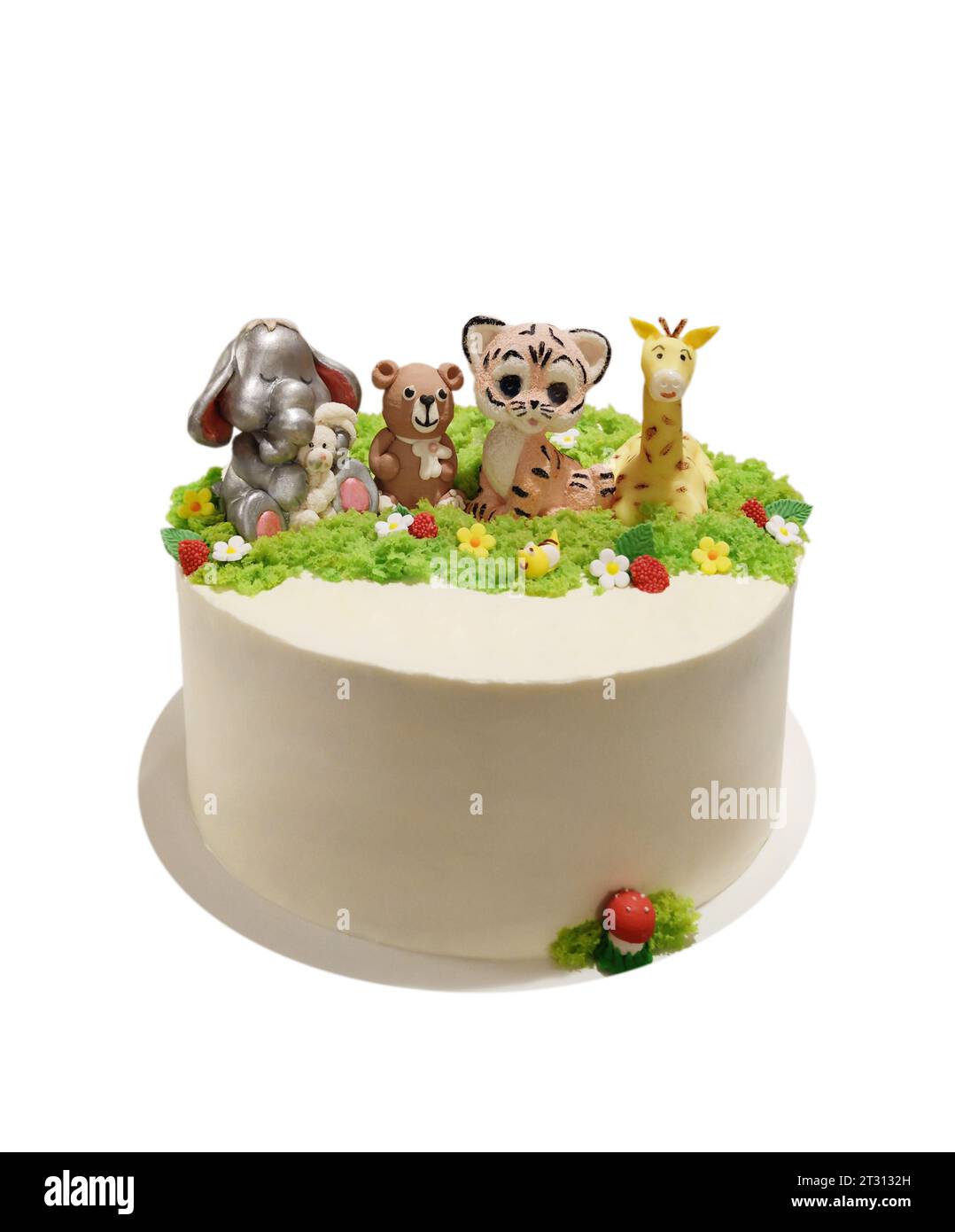 Una torta rotonda color crema decorata con figure di animali fatti di mastice, isolata su uno sfondo bianco Foto Stock