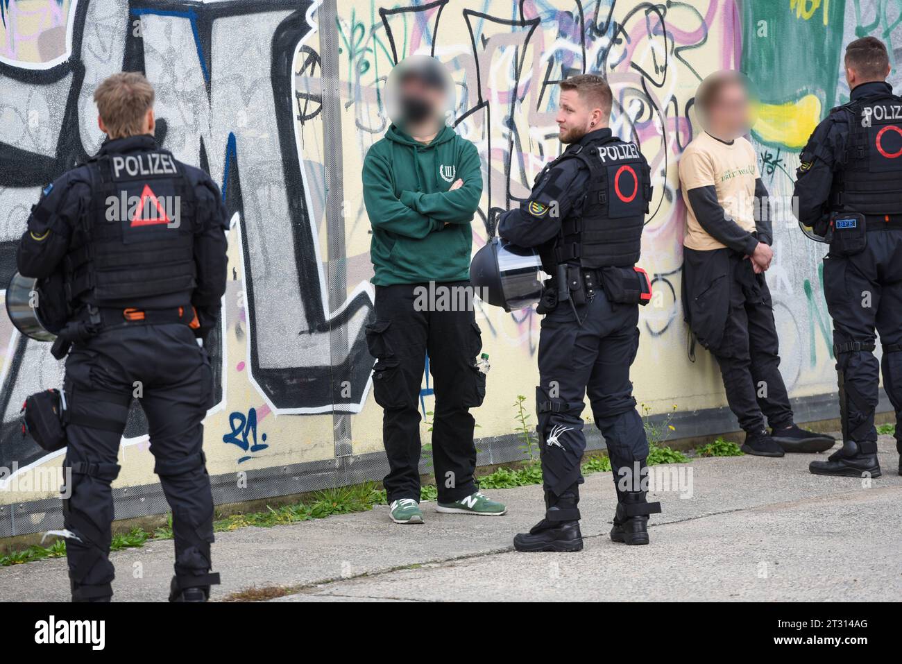 Lipsia - AfD protestiert gegen geplantes Asylheim in Paunsdorf - Gegenprotest formiert sich 22.10.2023 Uhr ab 13,30 Uhr Leipzig-Paunsdorf, Klettenstraße IM Bild: Polizisten durchsuchen Demonstranten der rechtsextremen Partei Dritter Weg III Dimostrazione di Weg am Rande einer. AM 22.10.2023 kam es a Lipsia-Paunsdorf zu einer Kundgebung der alternative für Deutschland AfD, die damit gegen ein geplantes Asylbewerberheim cappello demonstriert. Daran nahmen nach Angaben der Polizei rund 100 Menschen teil. Dagegen formierte sich ebenfalls ein sich im niedrigen dreistelligen Bereich befindlicher protesta Foto Stock