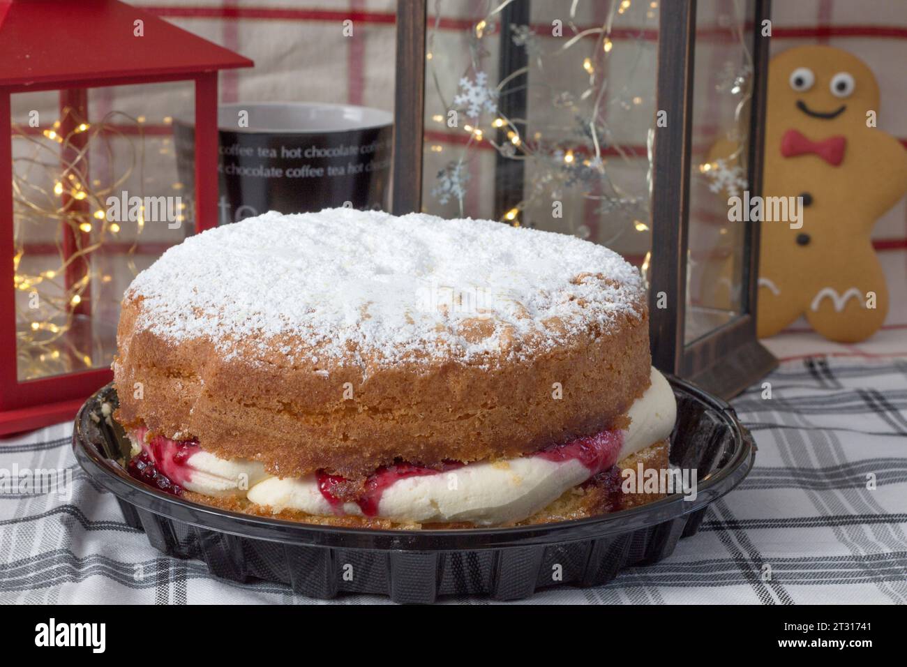 Grande torta di spugna Victoria difficile da resistere quando si osserva il peso Foto Stock